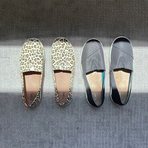 Two pair of like new Toms❤️❤️